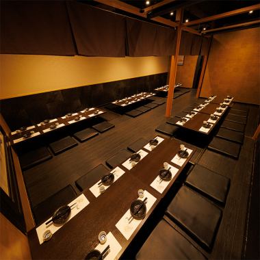 【可容纳44人】设有下沉式被炉座位的整层楼也接受预订。下沉式的被炉桌为双脚提供了充足的空间,让您可以舒适地坐下很长时间,平静的日式氛围为您的聚会营造出奢华而优雅的氛围。请尽早预订。