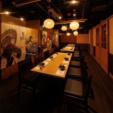 [100 people] The interior of the restaurant, with its walls decorated with Japanese ornaments, feels like you've wandered into a picture scroll from the past.The delicate Japanese patterned noren curtains leave a pleasant visual impression, and the warm lighting gently envelops the table.It is also ideal for banquets.