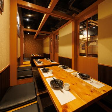 【可容纳12~14人】温暖的木质感与精致的日式家具相融合的包间。空间划分合理,柔和的光线透过气窗照射进来,创造出一个精心设计的空间,兼具私密感和开放感。