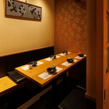 【可容纳4~6人】 充满宁静日式氛围的包间,采用令人平静的间接照明。具有日本图案的艺术品和墙纸赋予了空间美感。这里是招待客户或重要聚会的理想场所,处处体现着真诚的待客之道。