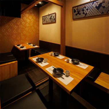 【6~8人】木质桌子和黑色坐垫完美融合的包间。这里是如同世外桃源般,为成年人打造的高品质休闲空间,您可以在安静而充实的氛围中用餐。