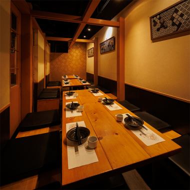 【14~18名】充满优质木材温暖的私人日式空间。天花板横梁和障子式门营造出传统的日式美感,同时融合了现代的舒适感,营造出一个您可以放松身心、享受特别时刻的空间。