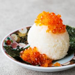 飞鱼子和鲑鱼子饭团