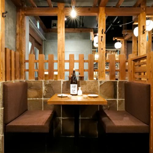 気軽に立ち寄れる2名席席をご用意!仕事帰りのサク飲みや、美味しい料理とお酒をじっくり楽しみたい方にぴったり。目の前で調理されるライブ感を楽しみながら、出来立ての料理を堪能できます。落ち着いた雰囲気の中で、自分だけの贅沢な時間をお過ごしください!