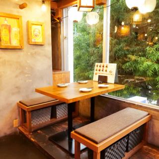 窓際のお席でゆっくり楽しむこともできます!ふとした時に外の景色を眺めながら飲むお酒も美味しいです◎