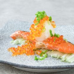 银鲑鱼配磨碎的鲑鱼籽