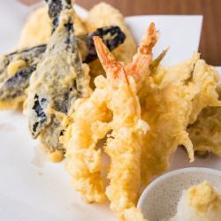 Assorted shrimp and vegetables tempura