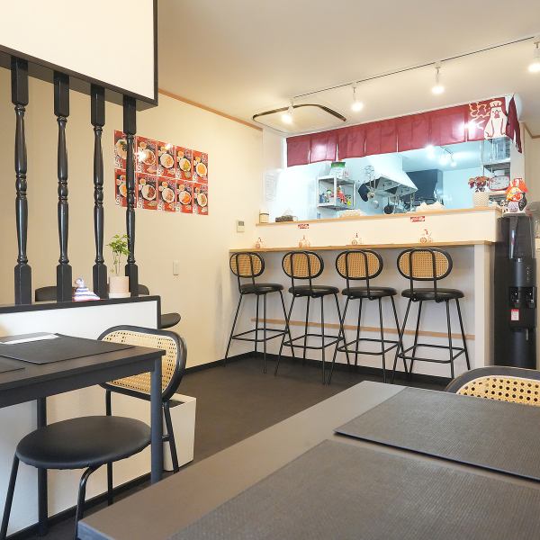 家族での利用や会社の仲間同士の集まりにも最適なお店です。店内にはテレビがあり、皆でスポーツ観戦を楽しみながら食事をお楽しみいただけます。美味しい料理と共に、盛り上がる瞬間を共有できるのが魅力です。リラックスした雰囲気の中で、楽しい時間を過ごせること間違いなし。