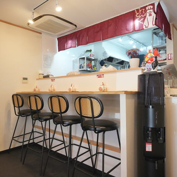 お一人様でもお気軽に立ち寄れるアットホームなお店です。店主との会話を楽しみながら、リラックスした雰囲気で食事をお楽しみいただけます。カウンター席もあり、他のお客様と交流する機会もありますので楽しい時間を過ごせます。美味しい料理と共に、心地よいひとときをお過ごしくださいませ。