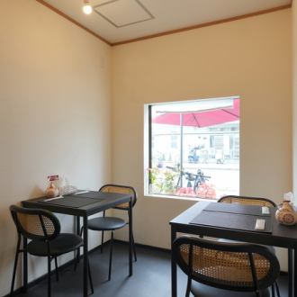 テーブル席です