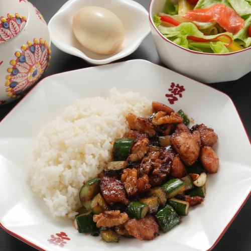 滋々自慢の多種の定食！