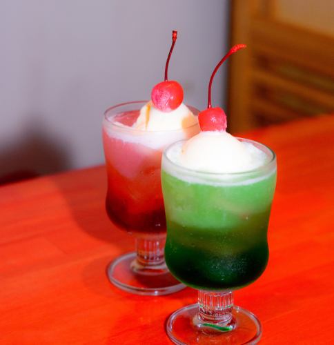 昔懐かしいクリームソーダと大人のクリームソーダ