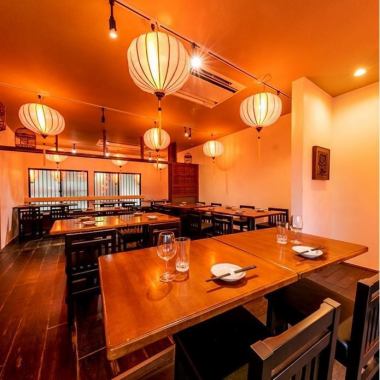 [1楼/禁烟] 餐桌座位（最多18人）、吧台座位（5人） [2楼/可吸烟] 可容纳2～40人的聚会。公司宴会、新年聚会、迎送会、家庭聚会等大型聚会请交给我们。您也可以预订整个楼层，像私人房间一样使用。