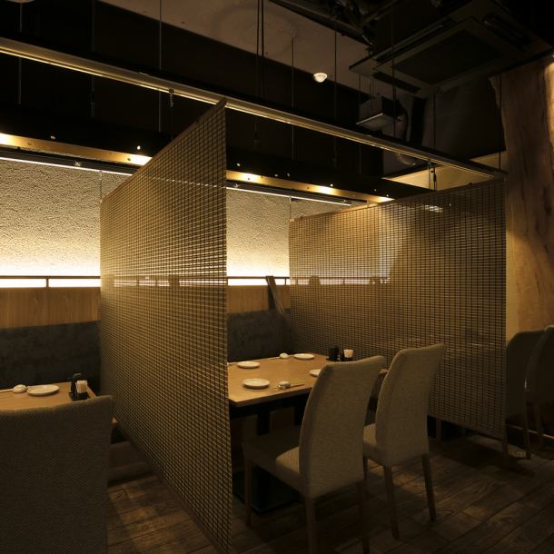 The inside of the store is generally calm.By installing a partition for each table, it can be used as a semi-private room, so you can enjoy your meal time without interfering with the seat next to you.