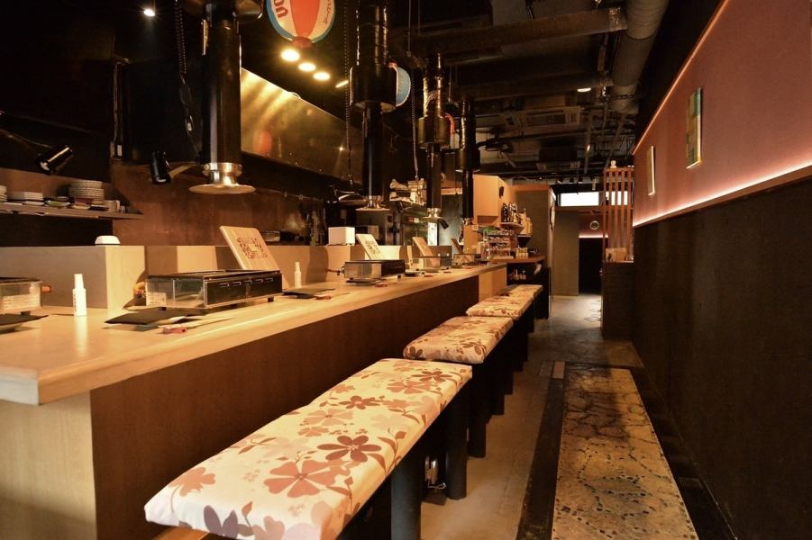 当店ではカウンター席もご用意しており、落ち着いた雰囲気でリラックスして食事をお楽しみいただけます◎もちろんお一人様大歓迎ですので、ぜひ仕事終わりなどにご利用ください♪また、2名掛けできる椅子となっておりますのでデート利用にもおすすめです。ゆったり会話を楽しみながらこだわりの焼肉をご堪能ください！