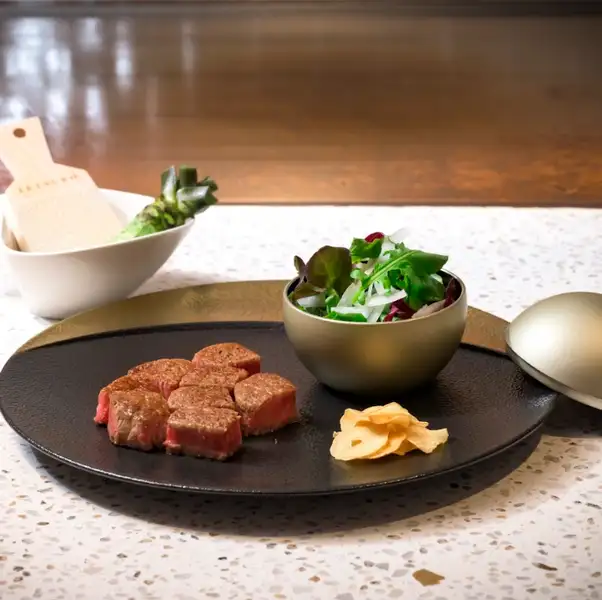 当店自慢、シェフが絶妙な火入れで香ばし焼き上げる「厳選牛のステーキ」