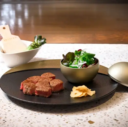 当店自慢、シェフが絶妙な火入れで香ばし焼き上げる「厳選牛のステーキ」