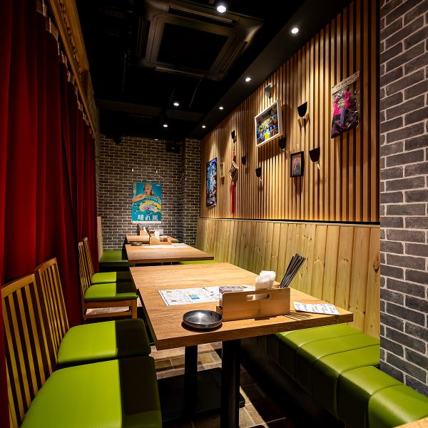 20名様以上の大人数宴会からお店を丸ごと使った貸切まで、幅広くご相談を承っております。会社宴会や友人との二次会、プライベートなパーティーなど、5名～19名の中人数利用にも柔軟に対応可能◎屋台風の活気あふれる空間が宴会をさらに盛り上げます。一体感のある賑やかな時間をお楽しみください。