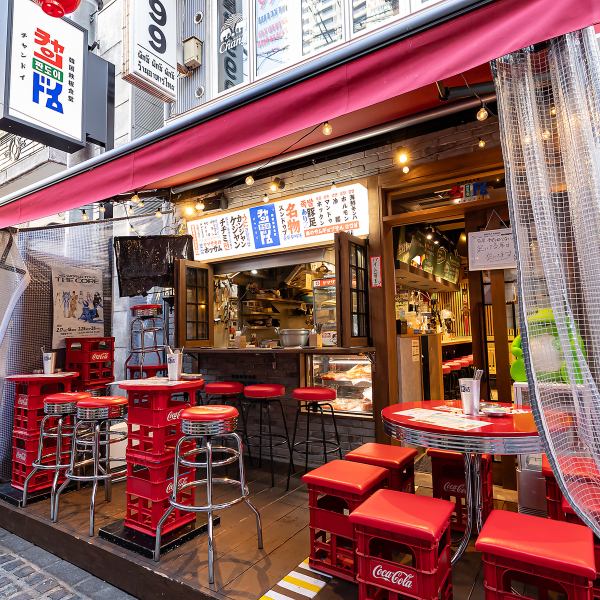 東梅田駅から徒歩圏内の好立地に位置する当店は、本場韓国の屋台を彷彿とさせる賑やかでアットホームな空間が魅力。夜風が心地よいテラス席や、ゆったり寛げるソファ席を完備し、デートや女子会、お仕事帰りの一杯にも最適◎本格韓国料理を楽しめる開放的な雰囲気の中で、大切な方と素敵なひとときをお過ごしください。