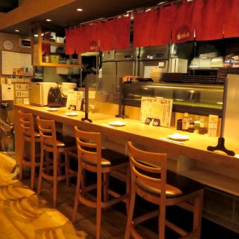 Counter seats where regulars gather.Also for dates and drinking sashi ◎ We have a partition so you can enjoy your meal safely and securely ♪