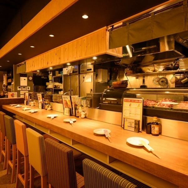 カウンターのお席もご用意がございます。おひとり様でのご利用ももちろんOK！！！お友達同士でのサク飲みにもご利用いただけますよ★仕事帰りに、ショッピング帰りにお立ち寄りいかがですか？