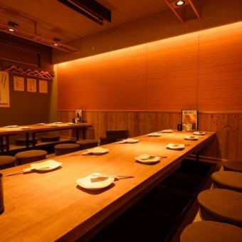 ゆったり掘りごたつ席もご用意！足を伸ばしてゆっくりおくつろぎ下さい。最大24名の宴会も可能です。座敷の貸し切りは14名様～となります。