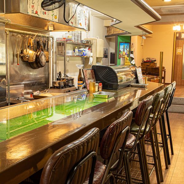河内小阪駅から徒歩5分の駅チカに位置する当店。特等席であるカウンター10席では、目の前で料理が仕上がっていくライブ感を存分に楽しめます。お一人様でふらりと立ち寄る仕事帰りや、大切な方とのデート、ご友人と語らう場にも最適です。活気と職人の技を感じながら、心ゆくまで料理をご堪能ください。