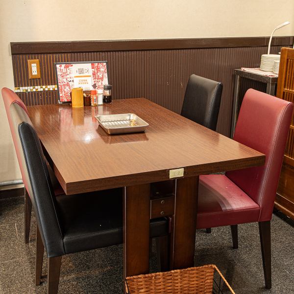 ゆったりとしたテーブル席(4名×3席、2名×1席)をご用意しております。ご家族連れでのお食事はもちろん、会社やご友人とのちょっとしたご宴会にも最適です。様々なシーンでご利用いただける居心地の良い空間で、心ゆくまで料理と会話をお楽しみください。まるで自宅で寛いでいるような感覚で過ごせます♪