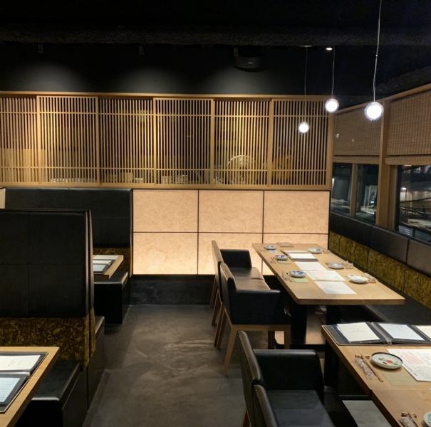 【最大35名様まで宴会・貸切対応可能！】20-35名様まで宴会・貸切対応が可能です！（個室を除く）間接照明が優しい店内で贅沢な時間をお過ごしください。窓からは目黒川を一望することができ、春は桜、冬はイルミネーションもお楽しみ頂けます。落ち着いた空間で、こだわり抜かれた京料理をお楽しみください☆