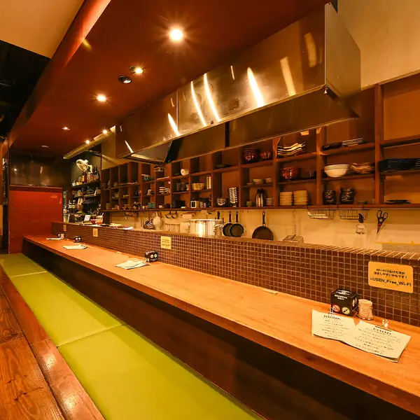 【落ち着いたカウンター席でのひととき】当店ではカウンター席、10席完備しております◎落ち着いた雰囲気のカウンター席は、1人でも気軽に訪れやすい特別な空間となっておりますので、リラックスした時間をお過ごしいただけます♪ゆったりとしたカウンター席で、心温まるひとときをお楽しみください。
