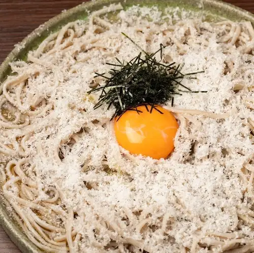削りたてチーズと卵黄の冷やしまぜ蕎麦