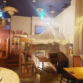 唯一のソファー席は当店で1番人気のお席!半個室になっておりお誕生日など特別な日にもよくご利用いただいてます☆ご予約はお早めに!