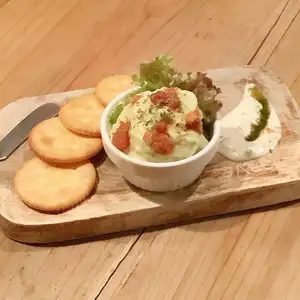 酪梨馬鈴薯沙拉佐塔塔醬