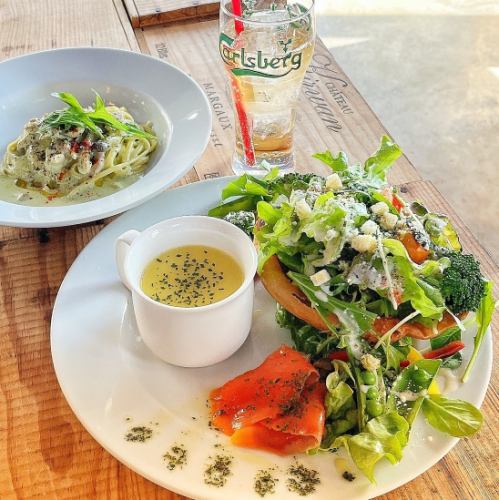 花卉蔬菜和面食午餐