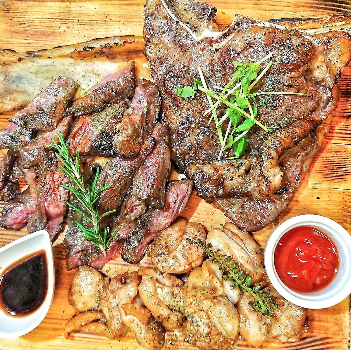 熟成肉が自慢！お洒落なダイニングバーなので雰囲気も抜群★