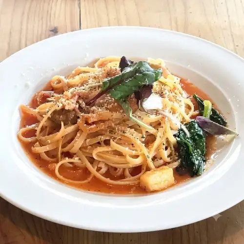 半熟卵とベーコン＆旬野菜のトマトパスタ