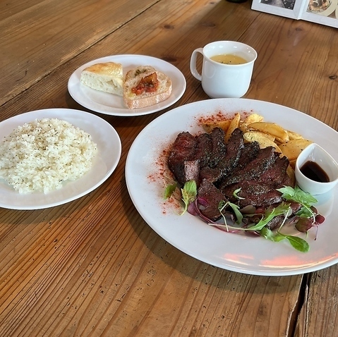 昼からお酒を楽しめる◎自慢の肉料理とドリンクで贅沢な昼飲み♪