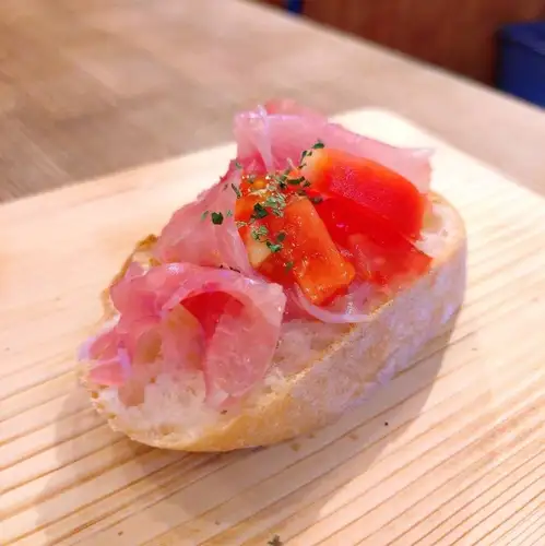 もりもり生ハムとトマトのブルスケッタ