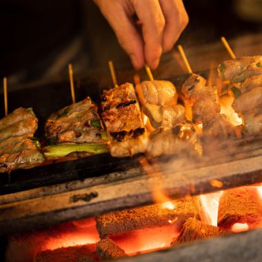 「标准套餐」包含自家制炭火烤串拼盘在内的 9 道菜，3 小时内无限畅饮 4,000 日元