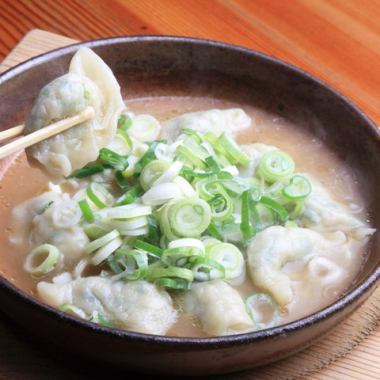 「德德套餐」2小时无限畅饮3,800日元，包含博多著名的饺子火锅和招牌串烧等9种菜肴