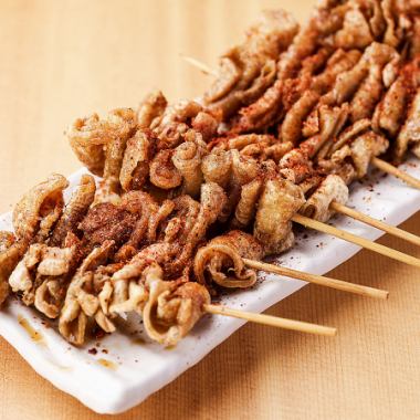 「简单套餐」2小时无限畅饮3,500日元，包含鸟纯著名的川串等8种标准菜肴。
