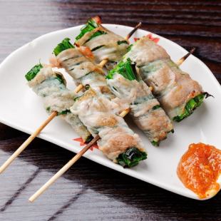 炭火香る豚バラと万能ネギのロール串