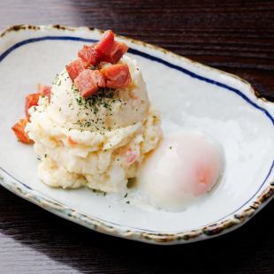 自家製ポテトサラダ ～温玉のせ～