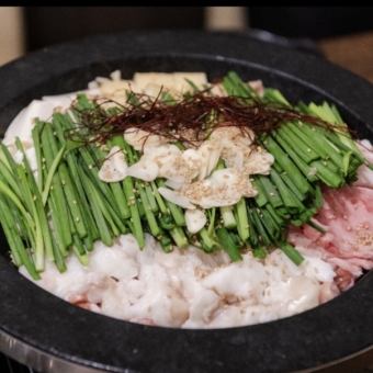 A course that includes motsunabe, where you can enjoy horse sashimi to your heart's content! A total of 6 dishes, including noodles and dessert, for 6,600 yen (tax included)