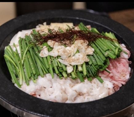 A course that includes motsunabe, where you can enjoy horse sashimi to your heart's content! A total of 6 dishes, including noodles and dessert, for 6,600 yen (tax included)