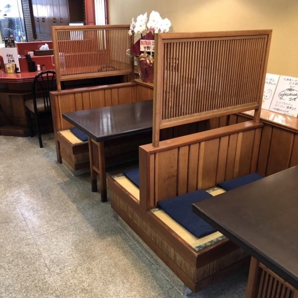 There are counters, tables, and tatami mats for seats, so you can relax not only for one person but also for your friends and family with small children.We make each and every item with all our heart so that our customers can feel joy and excitement.