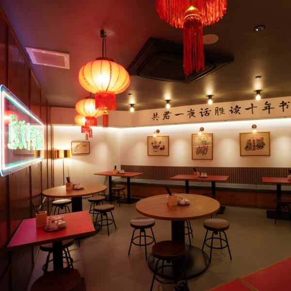 店内奥には赤と白と茶を基調とした空間♪少人数様でも団体様でもご予約可能です!最大54名様の宴会可能です!貸切のご相談も承ります!ランチ・昼飲み・昼宴会・飲み会・女子会・誕生日会・デート・接待・歓迎会・送別会・歓送迎会など各種宴会にもご利用ください♪宴会向け飲み放題k付きコースもございます!