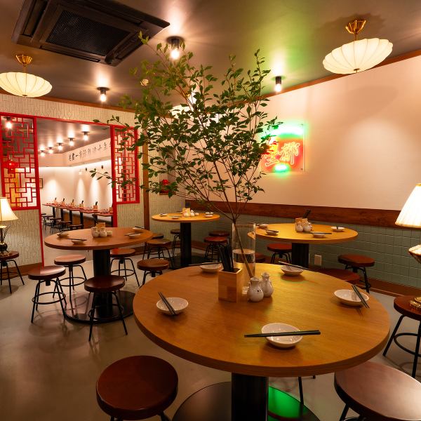 人気の丸テーブル8名様~10名様♪プライベートでもお仕事帰りでも、早い時間から乾杯にも♪ランチ・昼飲み・昼宴会・飲み会・女子会・誕生日会・デート・接待・歓迎会・送別会・歓送迎会など各種宴会にもご利用ください♪宴会向け飲み放題k付きコースもございます!