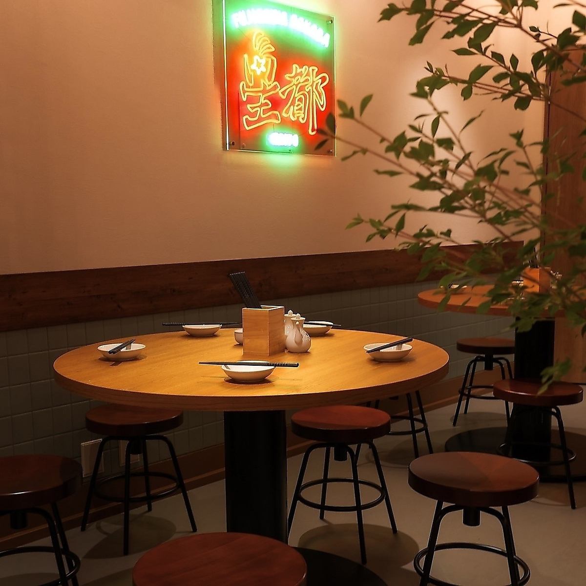 白・赤・茶を基調とした清潔感のあるネオ大衆酒場です♪