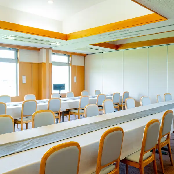 2Fには25名ほどで利用できる宴会場を2室完備。2室を合わせれば最大50名まで対応でき、大人数での宴会や会社の集まり、歓送迎会などにもぴったり。みんなで料理を囲みながら、にぎやかな時間を過ごせます。